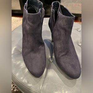 3/$25 Bandolino  Sz 10 Navy Blue Platform Suede Zippered Ankle Boot